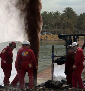  41 موظفا مفصولا من شركة البترول يمنعون مديرها العام من مغادرة مكتبه ويهددون بضربه 