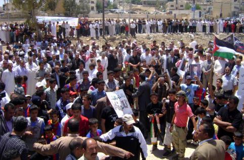 بالفيديو ... موظفون غاضبون أمام ادارة " الهاشمية " بالفيديو ... موظفون غاضبون أمام ادارة " الهاشمية "