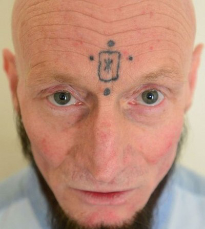 بسبب " الفن "على وجهه لا يجد عملاً ( صور )