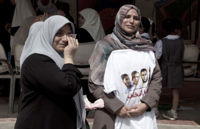 تظاهرة أمام معبر رفح للمطالبة بالإفراج عن 4 مختطفين فلسطينيين في شمال سيناء تظاهرة أمام معبر رفح للمطالبة بالإفراج عن 4 مختطفين فلسطينيين في شمال سيناء