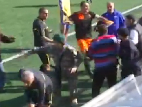 حكم لبناني يتعرض للضرب في مباراة لكرة القدم