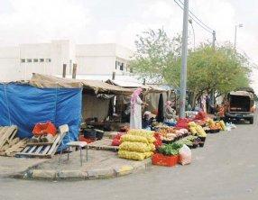 رقابة الاسواق في السلط تصادر كميات من الخضار والفواكه المعروضة على الارصفة 