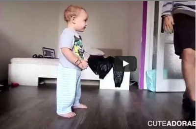 شاهد.. طفل يقلد رقص والده بطريقة مضحكة