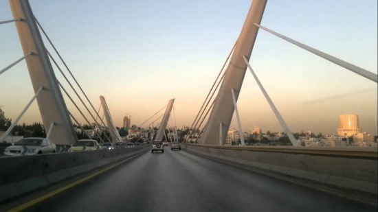 شاب يهدد بالانتحار من جسر عبدون شاب يهدد بالانتحار من جسر عبدون