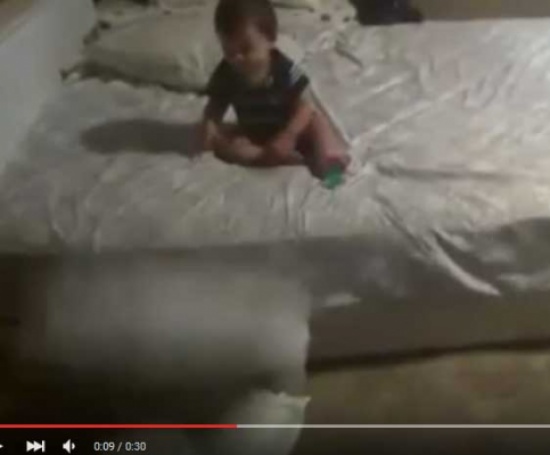 طفل ذكي واسلوب غريب للنزول من السرير