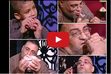 مصري يأكل الفحم المشتعل ويطعم أطفاله الزجاج على الهواء