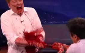 بالفيديو.. شاب يطعن مذيعًا مشهورًا بسيف على الهواء