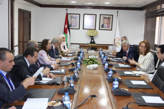 وزيرة الصناعة والتجارة تبحث مع مسؤولة بريطانية التعاون الاقتصادي