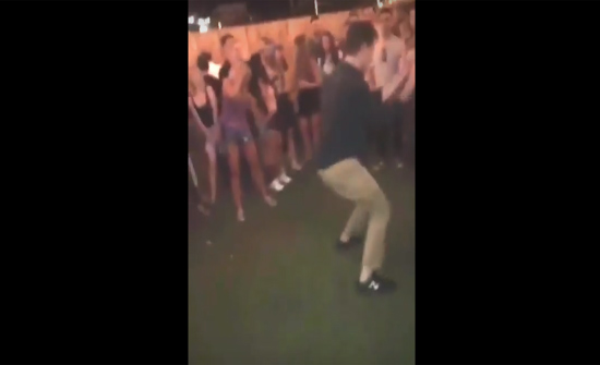 بالفيديو: عميل مكتب التحقيقات الفدرالية يطلق النار أثناء أدائه رقصة