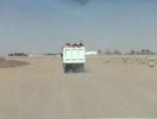 فيديو : كيف يتم نقل عمال النظافة