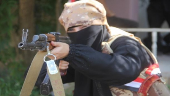 يمنيات مقاتلات .. المساواة مع الرجال في قلب الحرب يمنيات مقاتلات .. المساواة مع الرجال في قلب الحرب