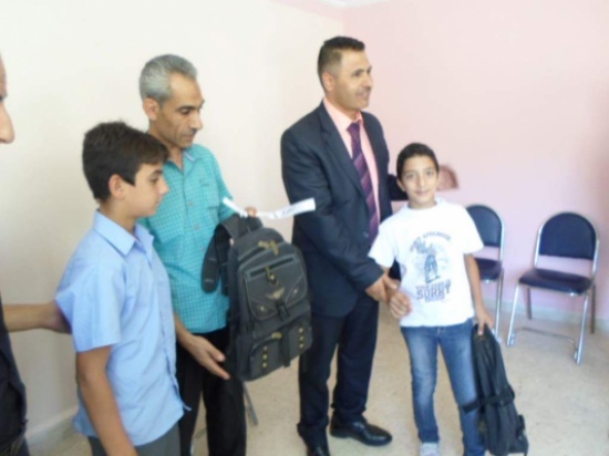 بالصور .. توزيع حقائب مدرسية لطلاب من العائلات المعوزة بالصور .. توزيع حقائب مدرسية لطلاب من العائلات المعوزة