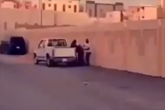 فيديو: شاب سعودي يضرب والده ووالدته بالعصا في الشارع أمام المارة فيديو: شاب سعودي يضرب والده ووالدته بالعصا في الشارع أمام المارة