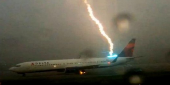 شاهد.. لحظة نادرة لعاصفة برق تضرب طائرة أميركية