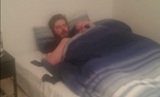 شاهد.. شخير هذا الشاب يهزّ الجدران