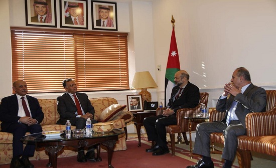 الرزاز يطالب بالمزيد من التسهيلات على الحدود بين الاردن والعراق الرزاز يطالب بالمزيد من التسهيلات على الحدود بين الاردن والعراق