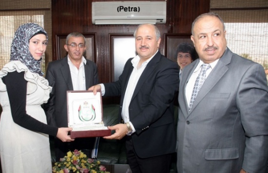 تكريم طالبة اردنية فازت بجائزة اليونسكو في ترشيد المياه تكريم طالبة اردنية فازت بجائزة اليونسكو في ترشيد المياه