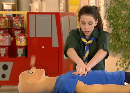 الصليب الأحمر والدمية