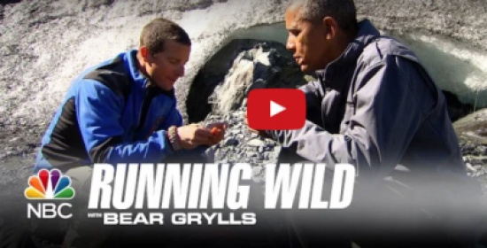 بالفيديو: أوباما يأكل بقايا سمكة قضمها دب.. ويرفض تناول "بوله"