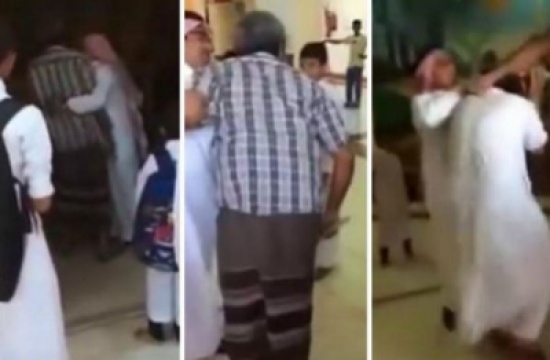 شاهد.. ولي أمر طالب يدخل مدرسة لضرب معلم