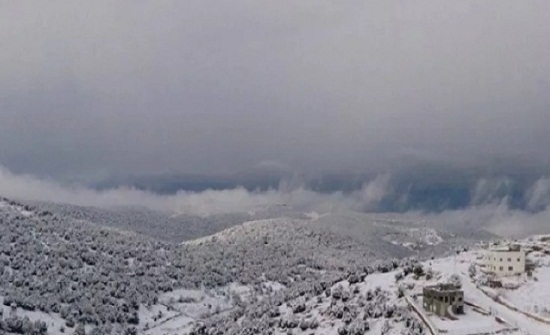 الارصاد الجوية تؤكد تساقط الثلوج فوق المرتفعات التي تزيد عن  900 م