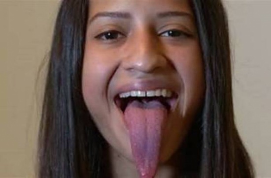 بالفيديو.. هل تصبح هذه الشابة صاحبة أطول لسان!؟
