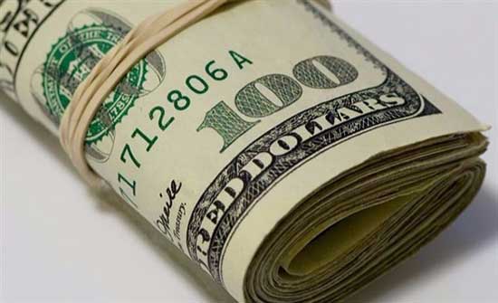 القبض على شخصين يبيعان دولارات مزورة في عمان