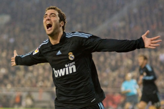 هيغواين على أبوب ستاد "الامارات"