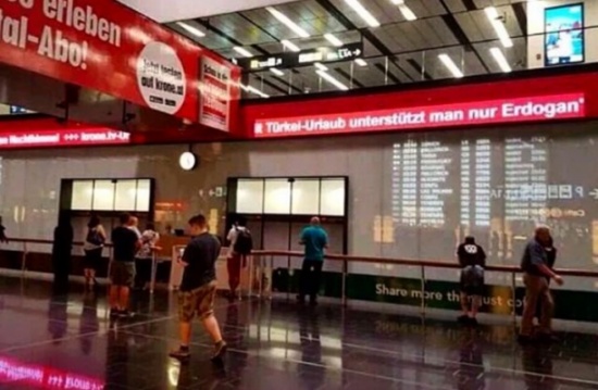 لوحة بمطار فيينا: زيارة تركيا تعني فقط دعم أردوغان (صورة)