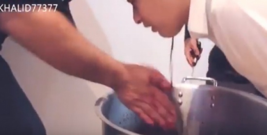 بالفيديو: سعودي "ينحر" ابنه لغسل أيدي ضيوفه