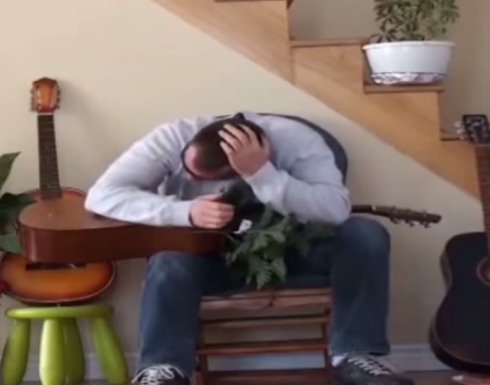 بالفيديو : قط ينتقم من عازف جيتار عامله بقسوة