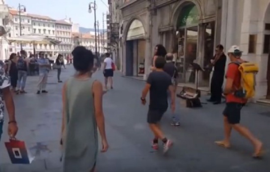 شاهد.. عربي يشجع ابنته على الرقص في شارع أوروبي