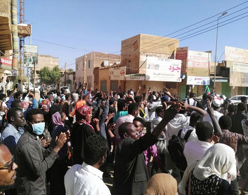 شرطة السودان تفرق المتظاهرين بالغاز المسيل للدموع (شاهد) شرطة السودان تفرق المتظاهرين بالغاز المسيل للدموع (شاهد)