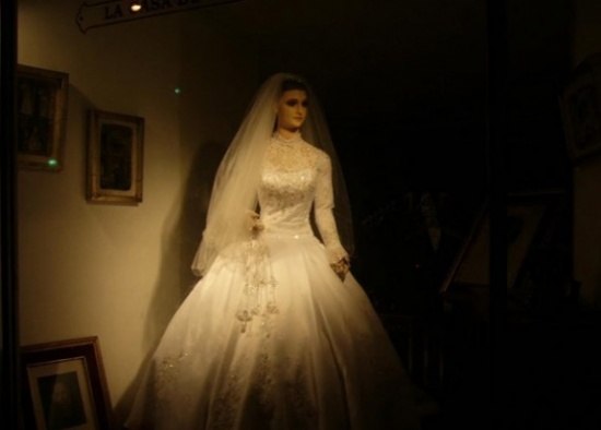 بالصور... أب يستخدم جثة إبنته كـ"موديل" في محل ملابسه