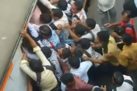 شاهد.. معارك طاحنة للصعود إلى قطار في مومباي بالهند