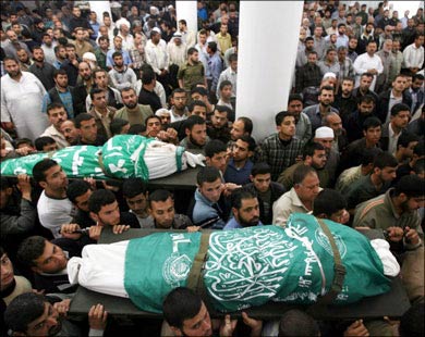 استشهاد اربعة فلسطينيين وجرح 12 في اشتباك مع جنود الاحتلال على تخوم قطاع غزة 