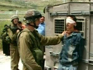 اسرائيل تعتقل 12 فلسطينيا بينهم ناشطان من حماس 