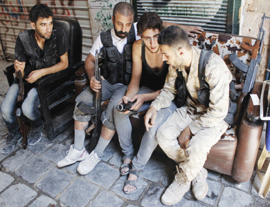 المعارضة السورية تدرس تشكيل جيش وطني لمقاتليها والإسلاميون غاضبون