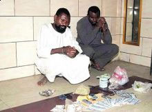 مشعوذ  "يسحر" 50 معلمة ويعتدي على بنات شقيقه ويستدرج فتيات لسهرات آثمة  !  