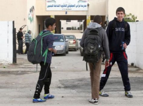 مواطنو المزار الجنوبي يطالبون بشمول الطلبة ببرنامج التغذية