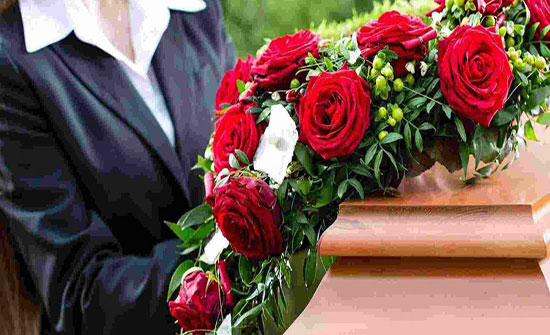 وافقته على ارتداء الأسود في لقائهما الأول.. تفاجأت به يصطحبها إلى جنازة وافقته على ارتداء الأسود في لقائهما الأول.. تفاجأت به يصطحبها إلى جنازة