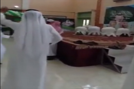 استياء من رقص طلاب مدرسة على شيلات أثناء أداء زملائهم الصلاة