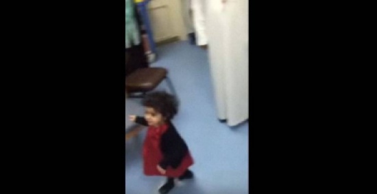 فيديو| ماذا فعل الملك سلمان لطفلة تلهو أمامه