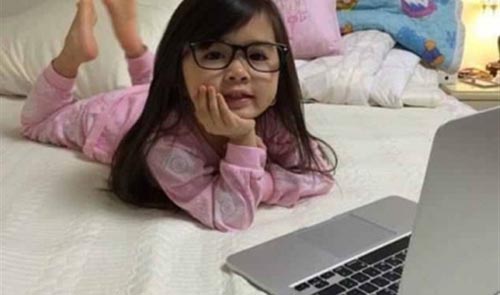 بالصور.. أشهر طفلة في دبي.. يتابعها مليون شخص وتتلقى عشرات الهدايا يوميًا