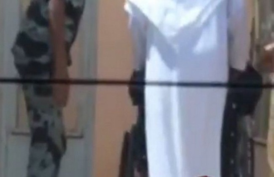 فيديو: مسنّة تصعد الدَرَج حبواً