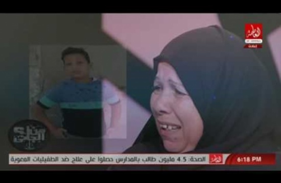 أم تبكي بحسرة على مقتل ابنها ومذيع تلفزيوني يقبل رأسها (شاهد) أم تبكي بحسرة على مقتل ابنها ومذيع تلفزيوني يقبل رأسها (شاهد)