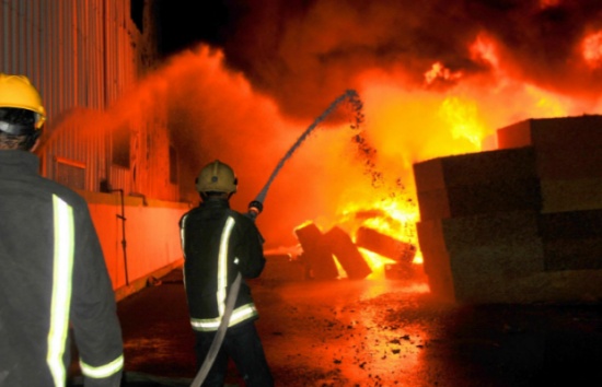 اخماد حريق داخل مشغل لصناعة الأحذية في عمّان