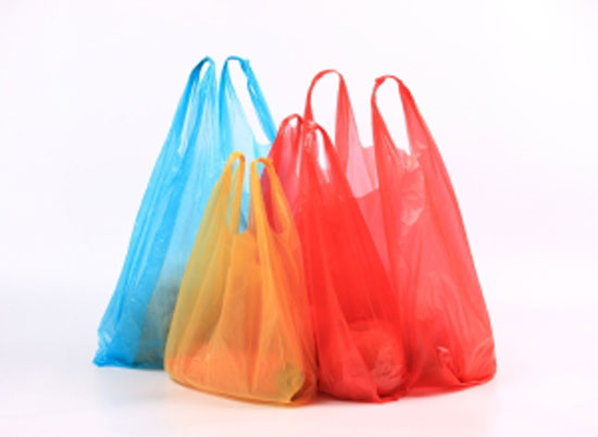 ما الذي دفع فرنسا لتكون أول دولة تحظر استخدام المنتجات البلاستيكية؟