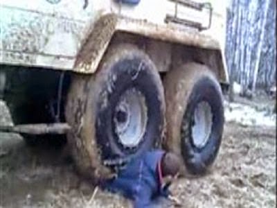 بالفيديو.. مغامر يحمل سيارة على ظهره