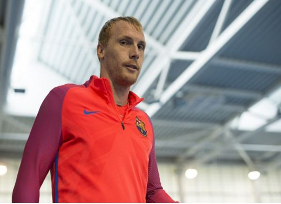 مشاكل دفاع برشلونة تتفاقم بإصابة ماتيو